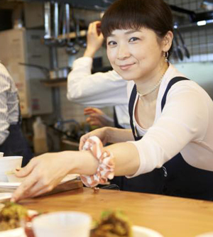 漢方キッチン認定 薬膳セラピスト:柳本綾子 アロマテラピーインストラクター・カラーセラピスト・漢方養生指導士 書店で、阪口すみ先生の1冊の本との出会いから「漢方キッチン、薬膳料理教室」に通い始める。 阪口すみ先生のアシスタントと薬膳の勉強を両立しながら2014年春に「薬膳セラピスト」に認定される。 神奈川県藤沢市在住。アンチエイジングやダイエットなど、女性のお悩みを解決する薬膳を得意とする。 地域貢献を目的にした健康セミナーを湘南地域にて企画、開催。