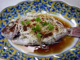 清蒸魚（チンジェンユー）～高麗ニンジンのソースで
